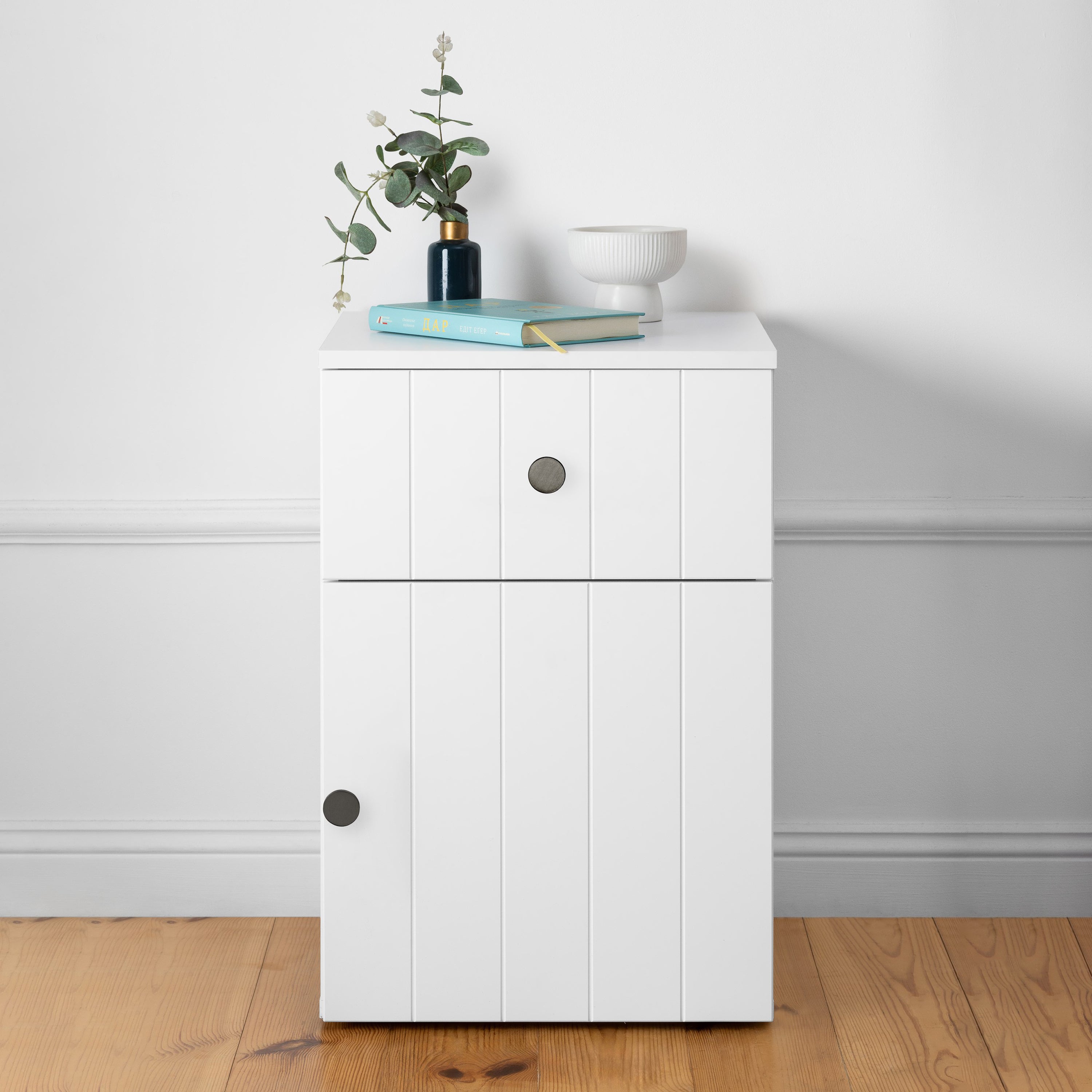 V164-ECS13WVB06B-202503072210-00 PORTO BEDSIDE TABLE - WHITE - VJ PANEL - ROUND BLACK - Image 1