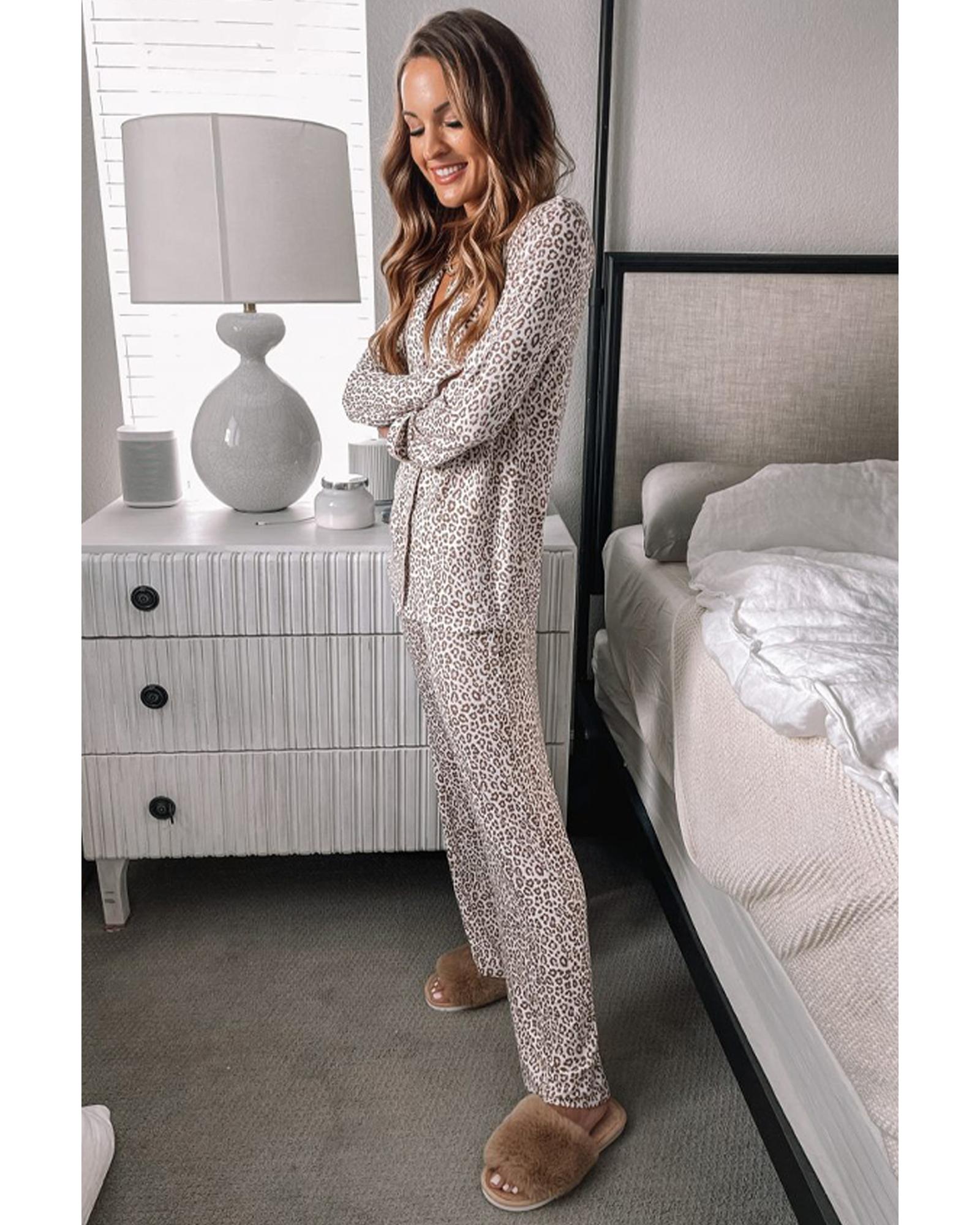 V539-AZEXDC151070-P120-L-202508270410-00 White Leopard Print Long Sleeve and Pants Pajamas Set - L - Image 1
