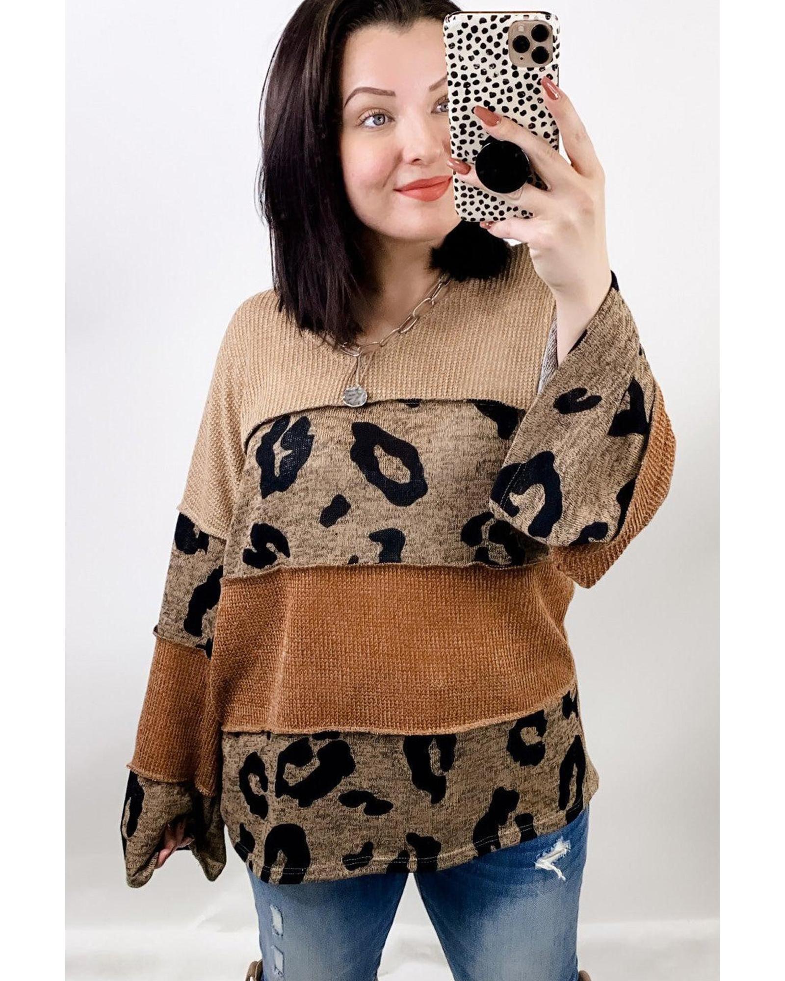V539-AZEXDC25123271-20-S-202508290755-00 Azura Exchange Leopard Colorblock Patchwork Knit Top - S - Image 1