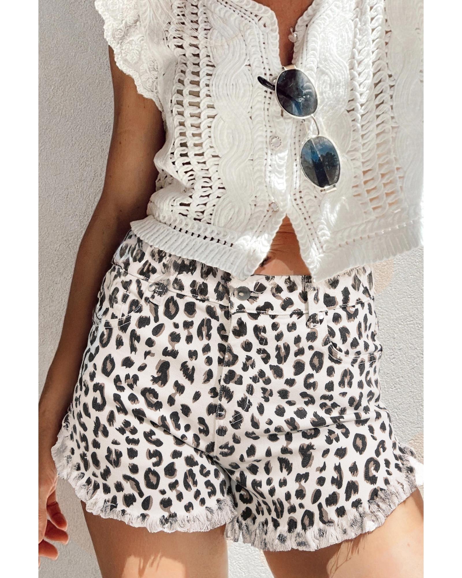 V539-AZEXDC7831859-P120-6-202508282230-00 White Leopard Frayed Hem Denim Shorts - 6 US - Image 1