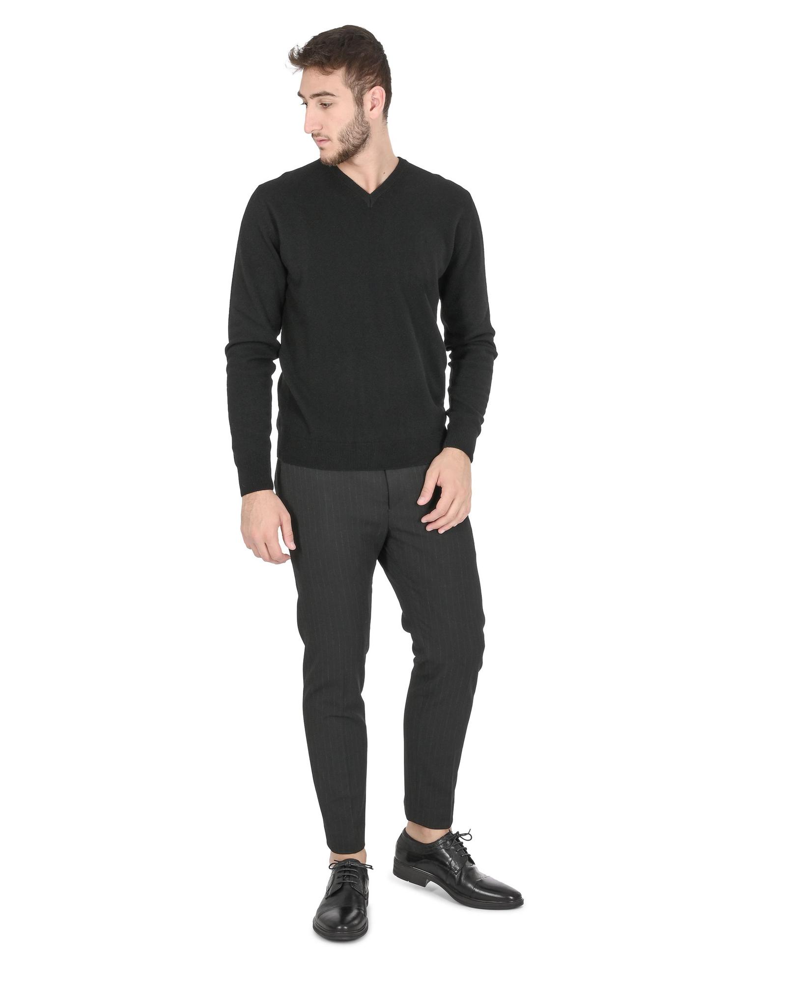 V539-BTB107335-168763-00 Crown of Edinburgh Cashmere Men's Refined Cashmere V-Neck Sweater in Black - M - Image 1