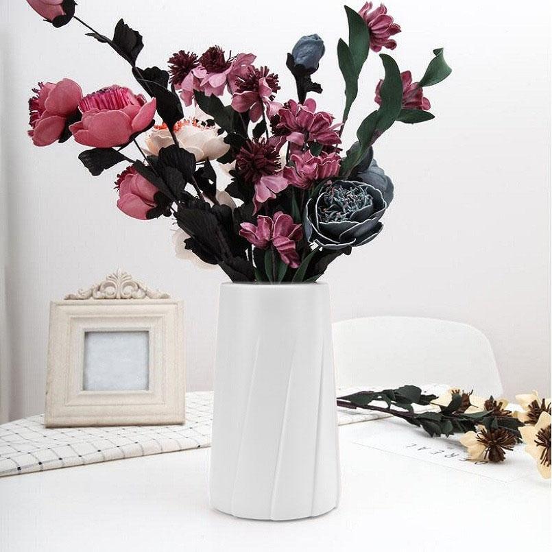 V562-C107934940DBT-202503041626-00 Creative Plastic Vase for Modern Decor - Simple Design - Milk White - Image 1