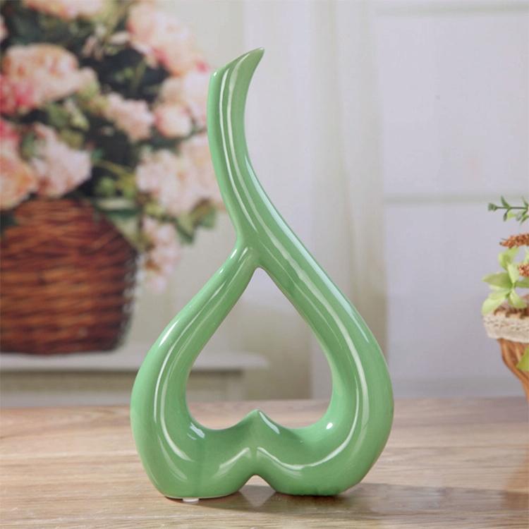 V562-E1095406310DBT-202503041610-00 Creative Heart-shaped Ceramic Flower Vase for Home Office or Wedding Decor - Green - Image 1