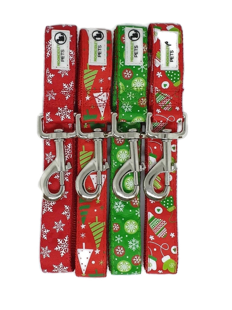 V631-MDPLDXMA12REDSNO-186089-00 Christmas Dog Leashes 1.2m - Moondidley Pets Red Snow Flakes - Image 1