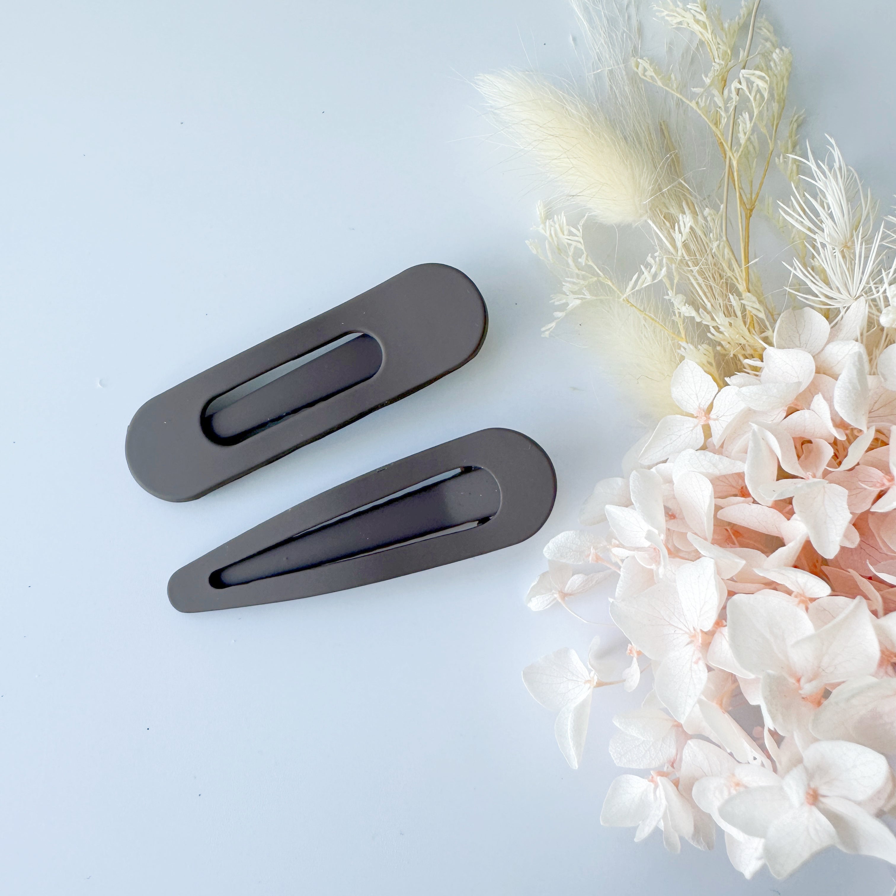 V659-HC-PASTELCOATED-ALI-GREY-1-L-160766-00 MANGO JELLY Large Pastel Coated Hair Clips - Dark Grey - One Pack - Image 1