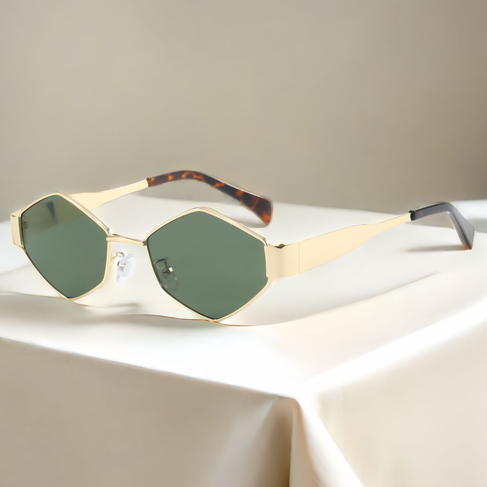 V888-ELOSUNG10621-205661-00 Chic Geometric Sunglasses Women's Fashion Metal Frame Sun Glasses Men Vintage Non-Mirrored Lenses Optical Gafas UV400 - Image 1