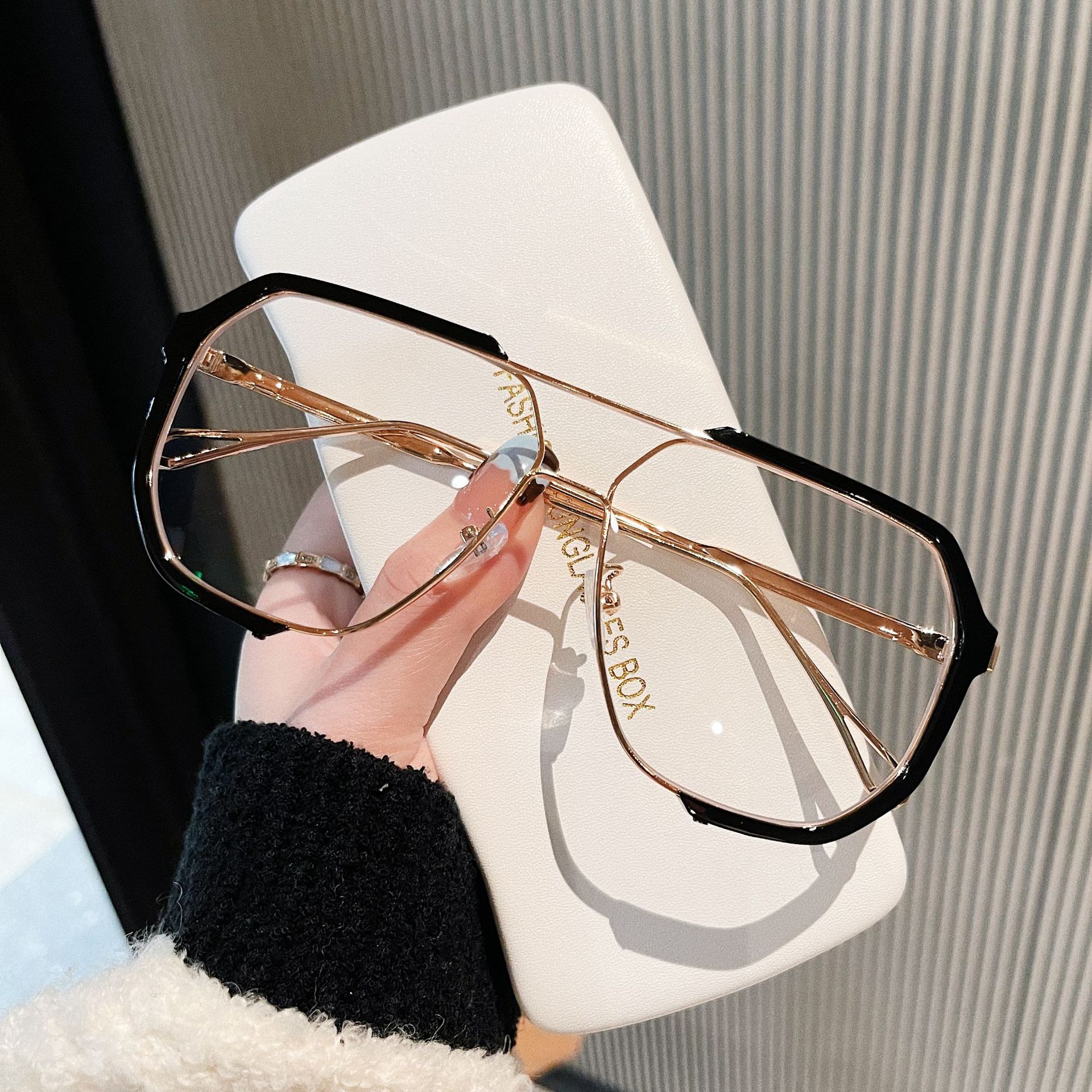 V888-ELOSUNG12994-214035-00 Black Frame White Tablets Unisex Oversized Aviator Metal Frame Sunglasses - Retro Fashion Eyewear with AC Lenses - Image 1