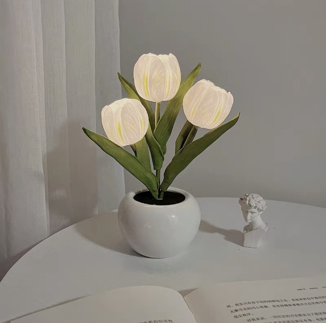 V888-ELOSUNG13931-213652-00 White Flowers USB Tulip Night Light - Bedroom Decor Table Lamp with PU Flowers & Ceramic Pot, Perfect Gift for Family & Friends - Image 1