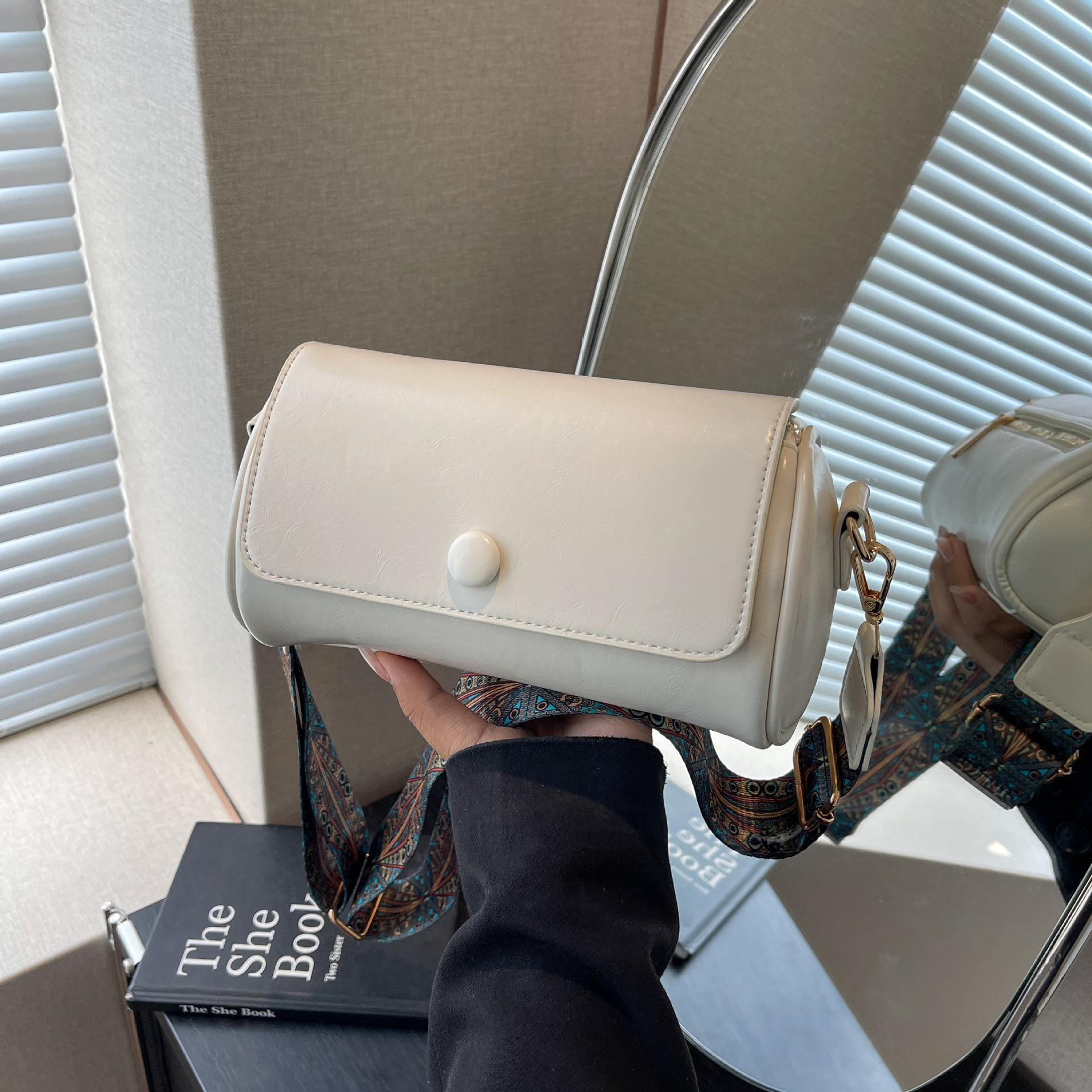 V888-ELOSUNG15248-212579-00 Beige Vintage PU Leather Shoulder Bag with Adjustable Strap - Compact and Stylish - Image 1