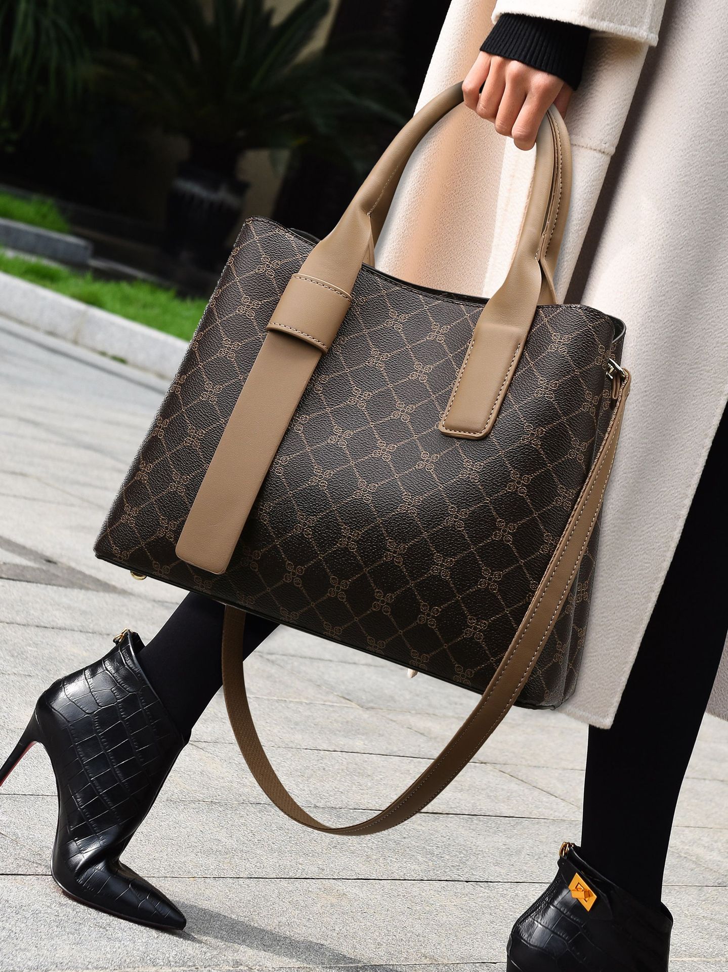 V888-ELOSUNG17000-213909-01 Black Retro Fashion Handbag - Elegant Tote with Large Capacity for Work and Daily Use - Image 1