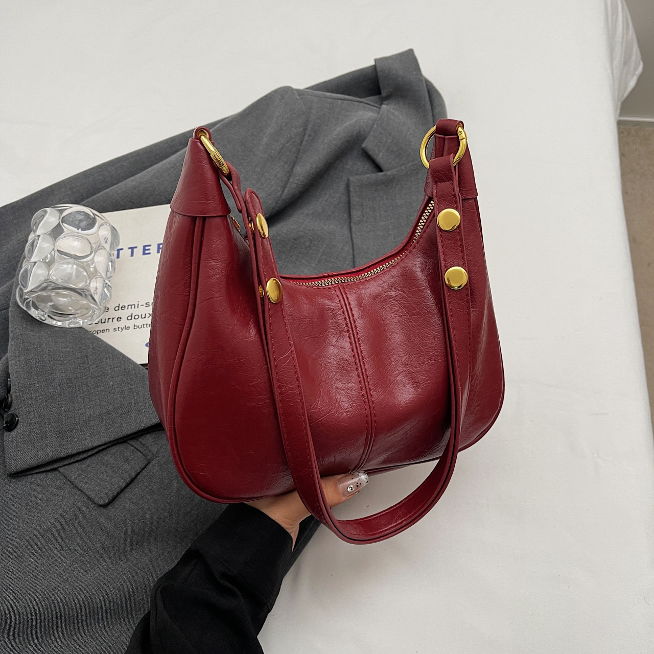 V888-ELOSUNG17070-214191-00 Red Vintage PU Leather Shoulder Bag - Women's Simple and Stylish Tote Bag for Commuting and Casual Use - Image 1
