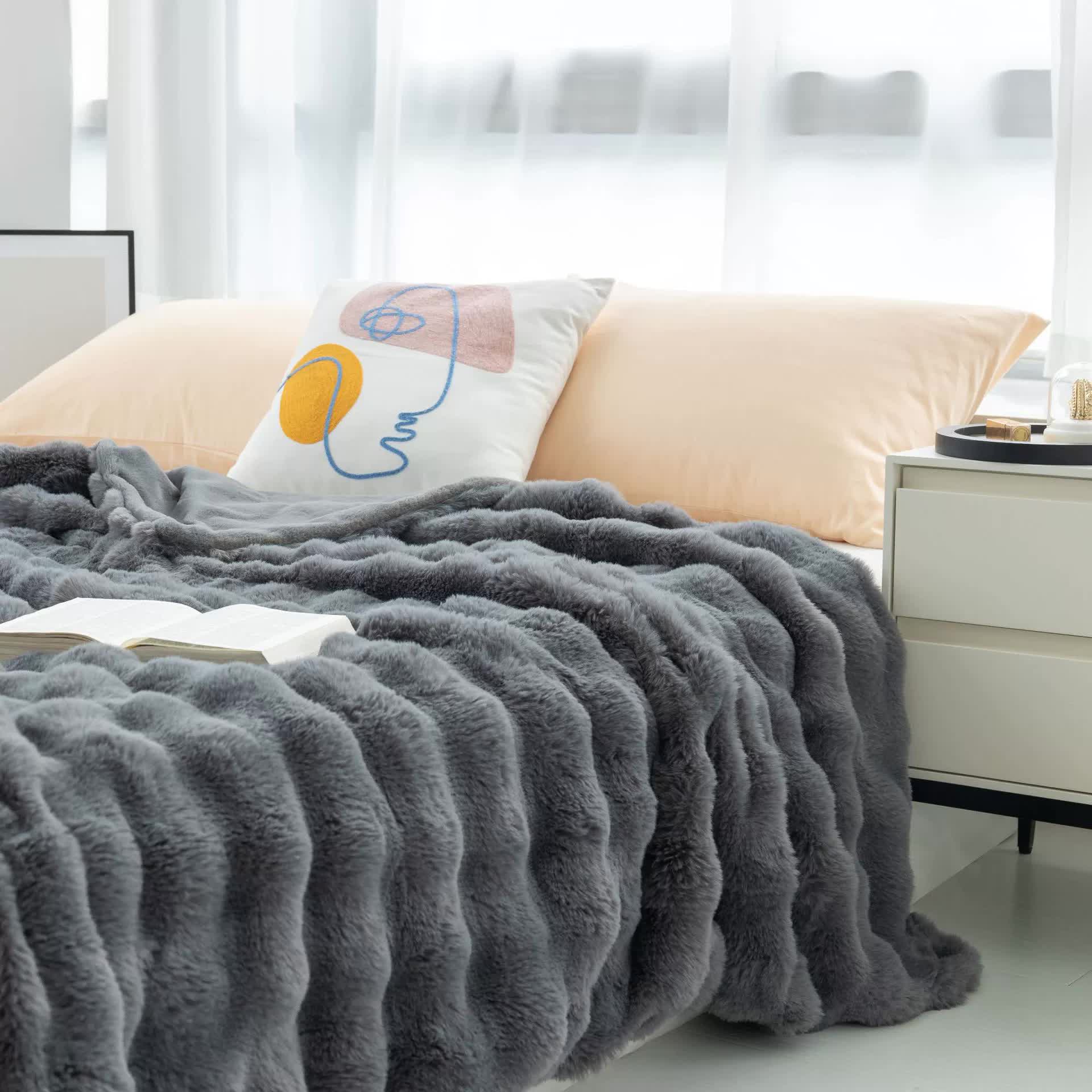 V888-ELOSUNG18037-225829-00 Dark Grey 100*160cm Plush Toscana Throw Blanket - Soft Flannel Fleece for All Seasons, Perfect for Couch & Bed - Image 1