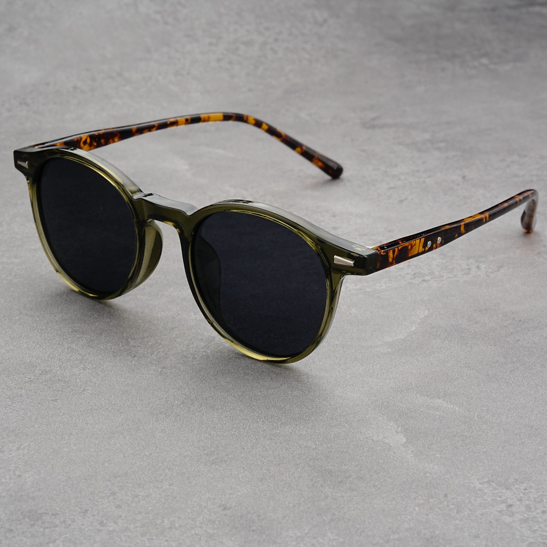V888-ELOSUNG19484-202503041225-00 Green Frame With Gray Flakes 2 Pairs Round Frame Polarized Sunglasses - UV Protection - Image 1