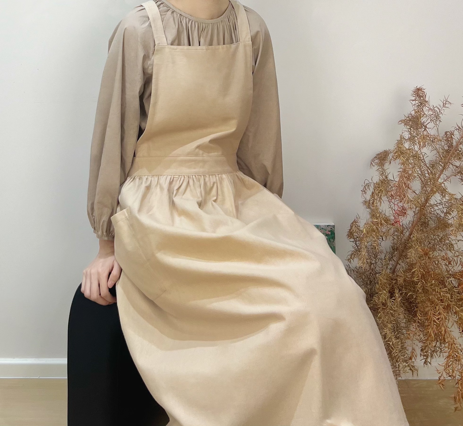V888-ELOSUNG21817-202503121453-00 Beige Cotton Waterproof Artisan Apron - 100x85cm, Stylish Cross-Back Design, Ideal for Kitchen & Floral Work - Image 1