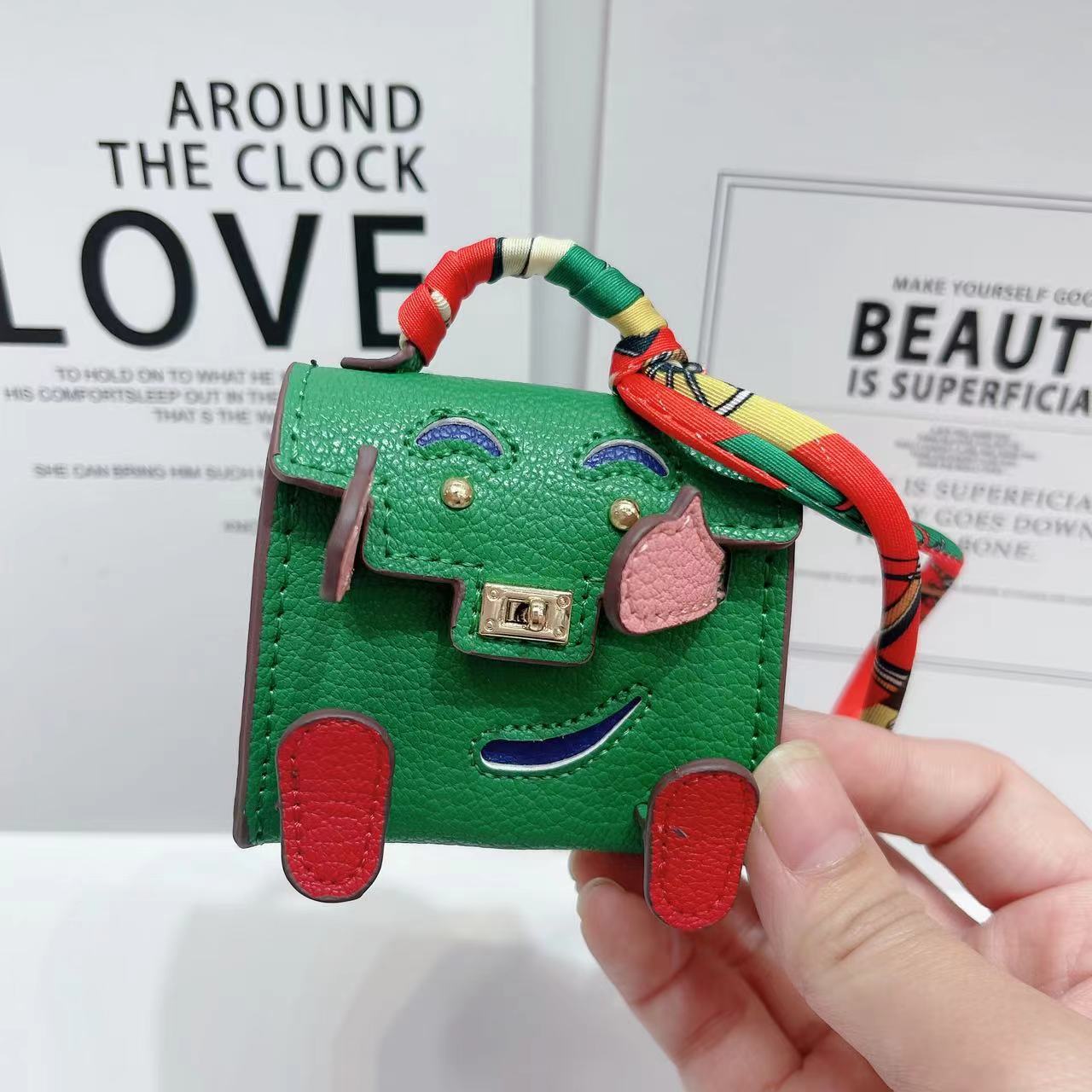 V888-ELOSUNG22106-202503180945-00 Green Mini Bag Earphone Case - Stylish Keychain Pouch for Headphones - Image 1