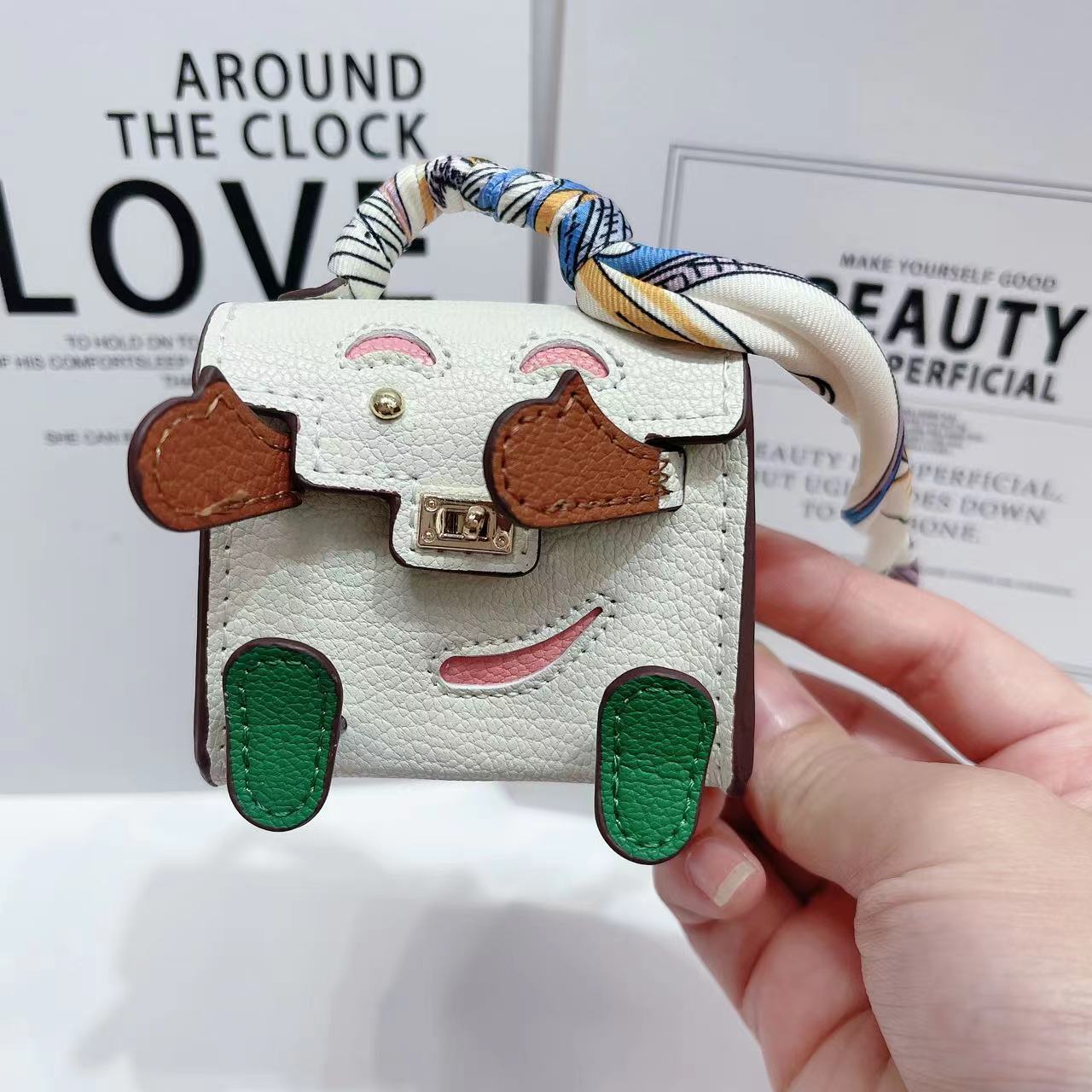 V888-ELOSUNG22108-202503180945-00 White Mini Bag Earphone Case - Stylish Keychain Pouch for Headphones - Image 1