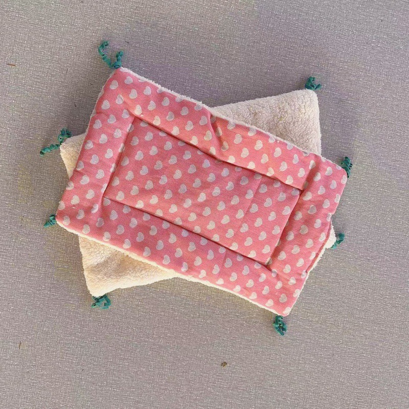 V888-ELOSUNG22826-202504031735-00 Tie-On Cat Cage Platform Pad - Pink heart pattern (30x50cm) - Image 1