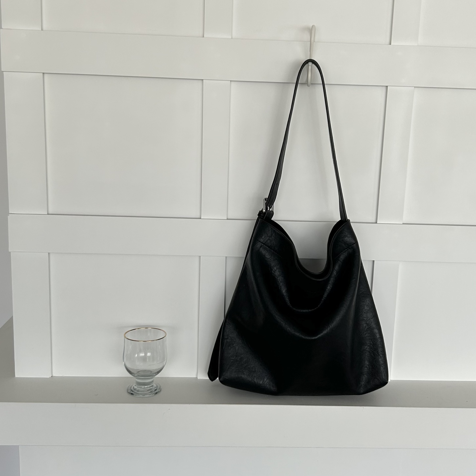 V888-ELOSUNG24187-202503251832-00 Black Fashionable Minimalist Bucket Tote Bag - Versatile & Spacious for Daily Commutes - Image 1