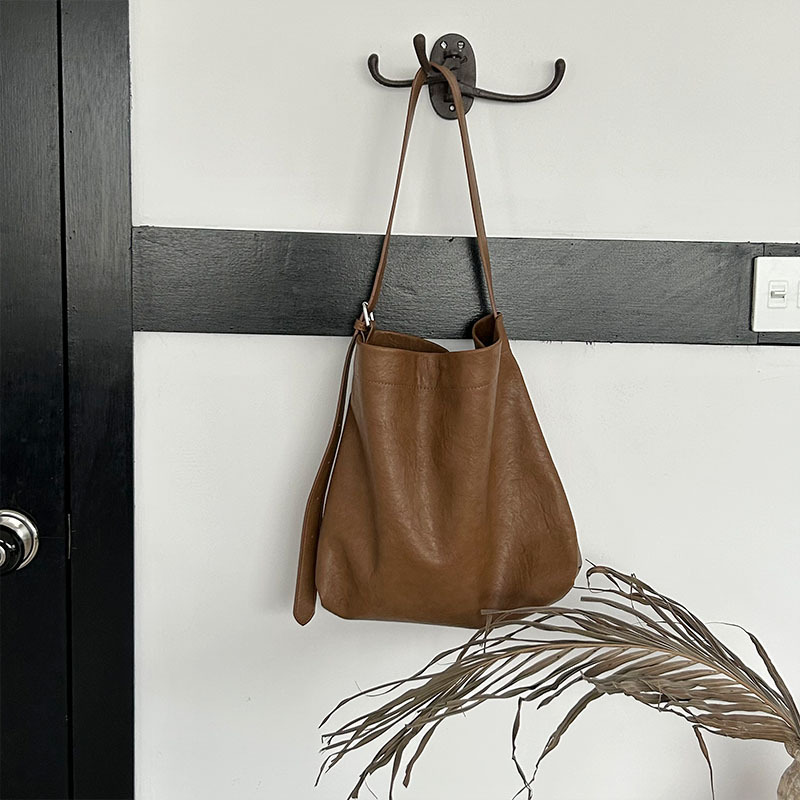V888-ELOSUNG24189-202503251831-00 Brown Fashionable Minimalist Bucket Tote Bag - Versatile & Spacious for Daily Commutes - Image 1