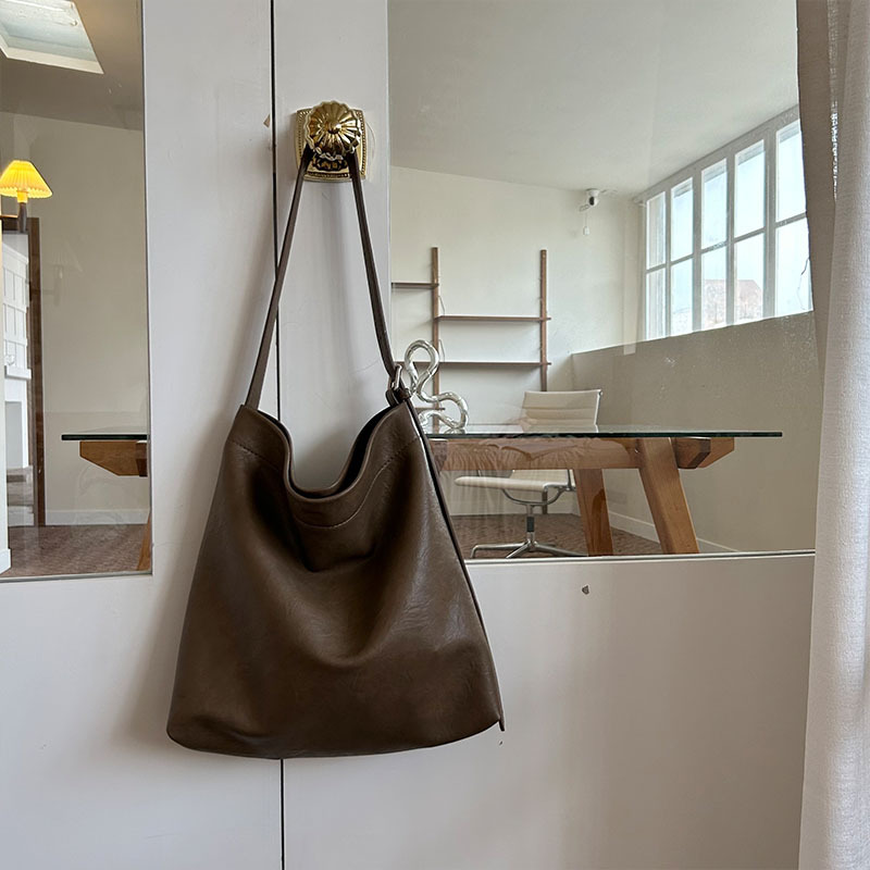 V888-ELOSUNG24190-202503251830-00 Dark Brown Fashionable Minimalist Bucket Tote Bag - Versatile & Spacious for Daily Commutes - Image 1
