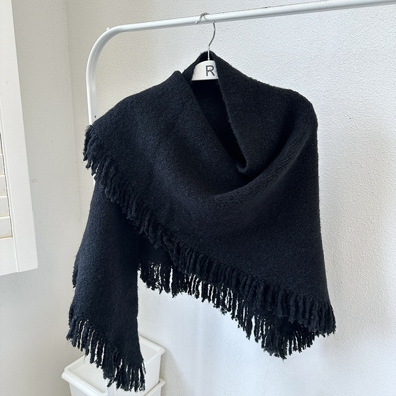 V888-ELOSUNG24679-202504171736-00 Black Elegant Knit Scarf Shawl with Tassels - Versatile Warm Wrap (65cm x 175cm) - Image 1