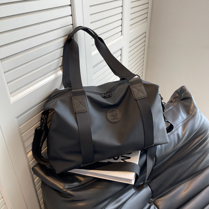 V888-ELOSUNG25023-202504141647-00 Sleek Black Duffel Bag for Men and Women - Great for Work and Travel - Image 1