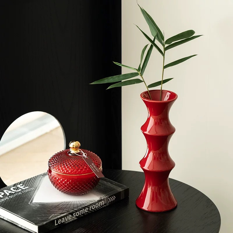 V888-ELOSUNG26223-202504211225-00 Glossy Red Ceramic Vase - Unique Bamboo-Look Design (25.5x9x7cm) - Image 1