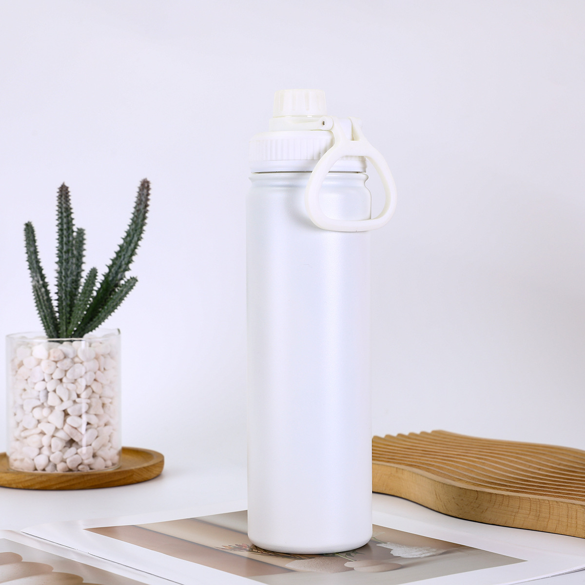 V888-ELOSUNG26427-202504281411-00 White Portable Travel Thermos Bottle - Leakproof Stainless Steel Flask with Carry Handle (25oz - 750ml) - Image 1