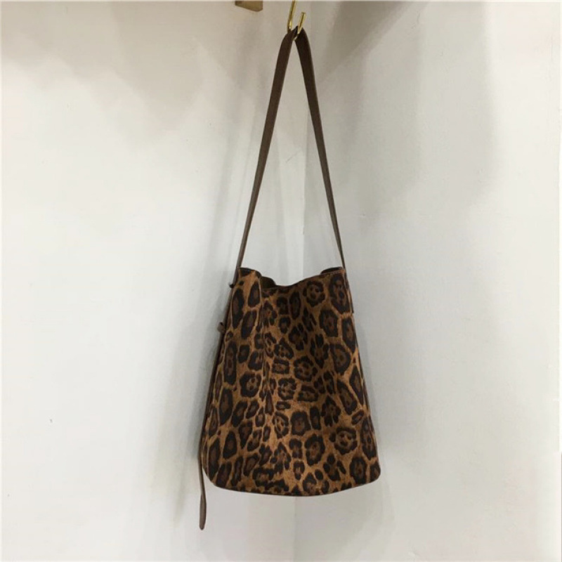 V888-ELOSUNG28576-202505151725-00 Big leopard Print Vintage Leopard Suede Bucket Bag for Women with Crossbody Strap - Image 1