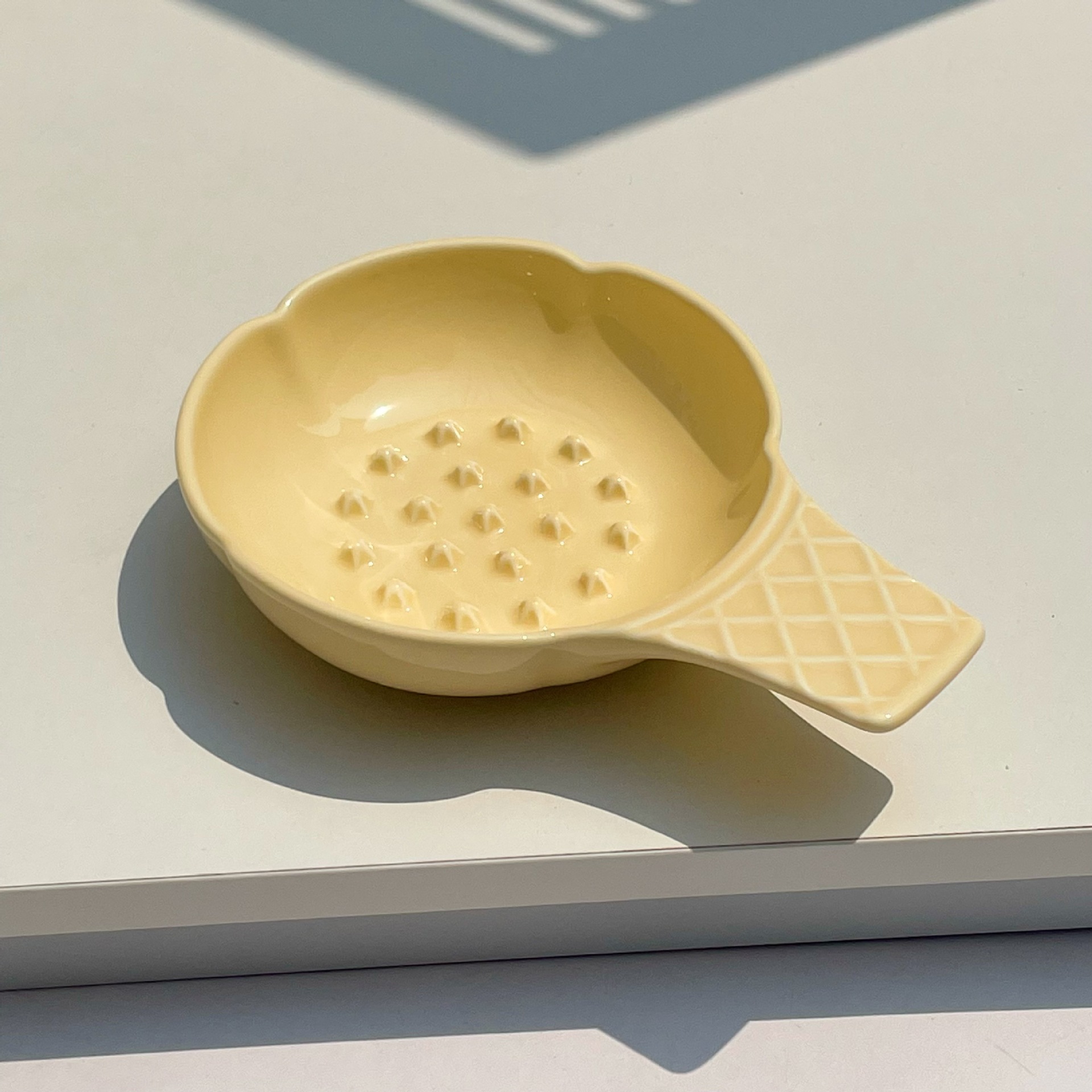 V888-ELOSUNG32031-202505261515-00 Yellow Adorable Ice Cream Cone Ceramic Slow Feeder Pet Bowl - Fun Anti-Gulp Design for Cats & Dogs - Image 1