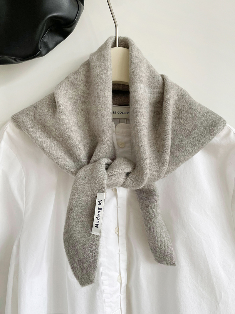 V888-ELOSUNG33005-202505261618-00 Grey Chic Wool Blend Knit Triangle Scarf - Versatile & Warm Fashion Accessory - 105 x 35cm - Image 1