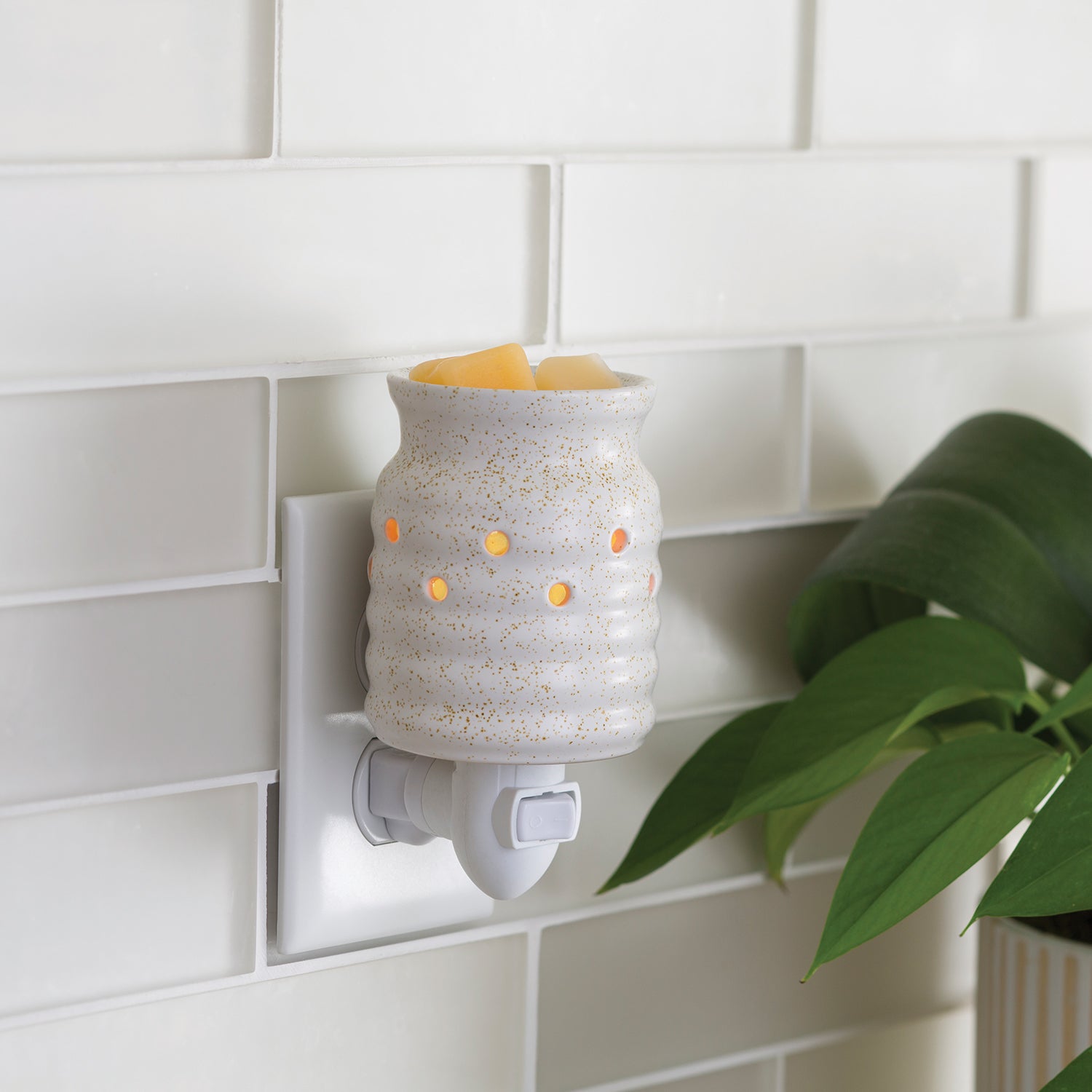V1049-PIFHS-202508141735-00 Farmhouse Pluggable Warmer - Image 1