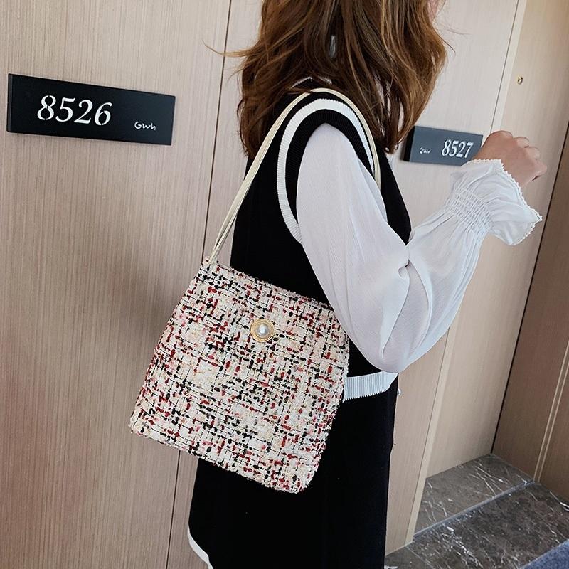 V562-AA79268422YZ-202508291010-00 Black Woolen Knit Bucket Bag For Women - Black Onesize - Image 1