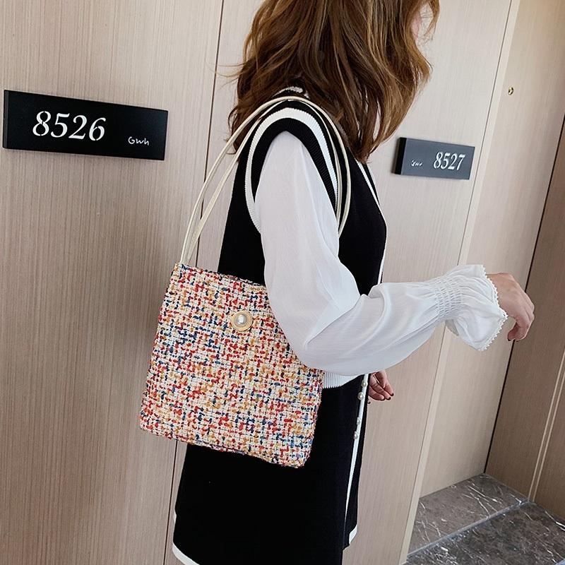 V562-BA79268422YZ-202508291010-00 Black Woolen Knit Bucket Bag For Women - Red Onesize - Image 1