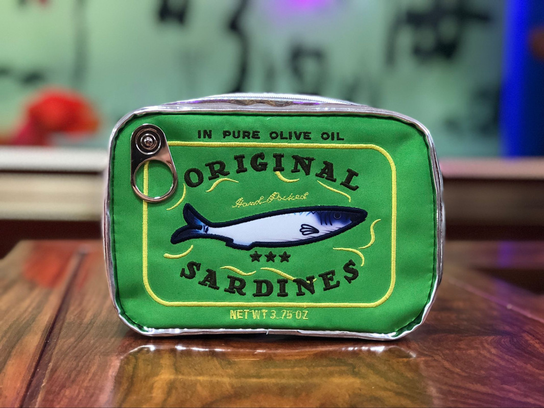 V888-ELOSUNG33965-202509221020-00 Green Quirky Sardine Tin Novelty Clutch - Fun PU Leather Makeup & Accessory Pouch - Image 1