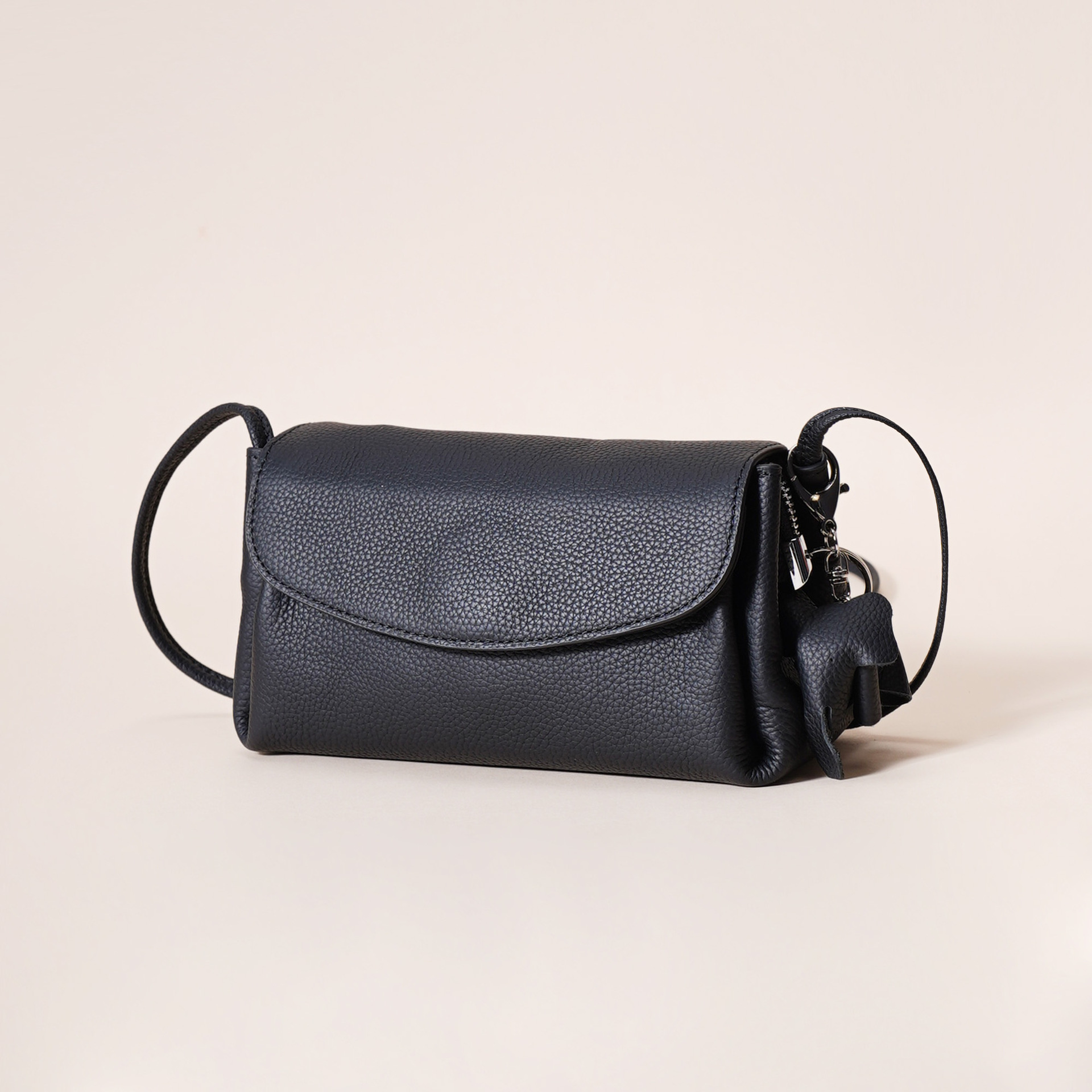 V888-ELOSUNG35967-202509021445-00 Genuine Leather Flap Crossbody Bag with Elephant Charm - Compact & Stylish Shoulder Purse(Black) - Image 1